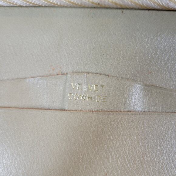 Vintage Ladies Wallet 8" Cream Beige Velvet Cowhide Gold Kiss Lock Checkbook - Picture 2 of 13